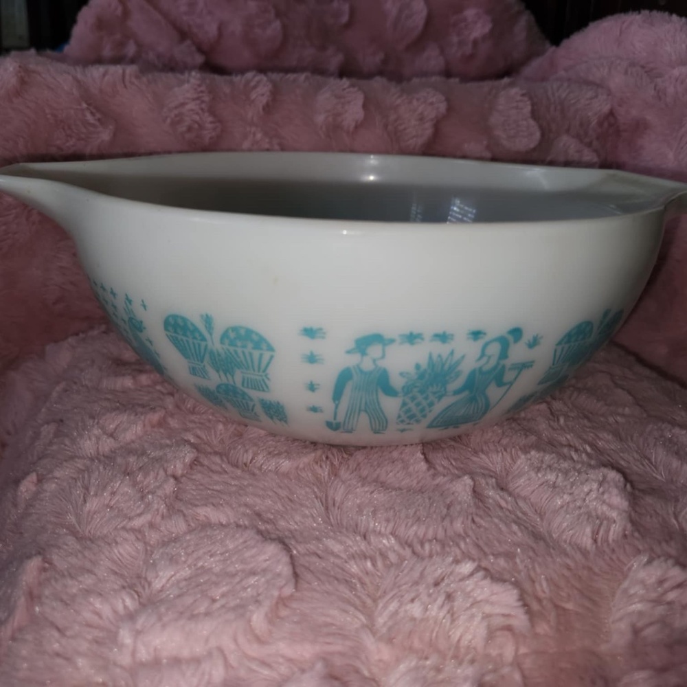 Pyrex Amish Butterprint Cinderella bowl - Picture 2 of 3